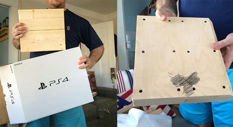 Imagen de Compra una PlayStation 4 de madera con un pene dibujado