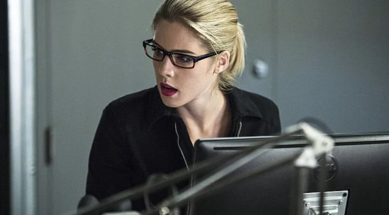 Imagen de Felicity podría tener su propio traje de justiciera en Arrow