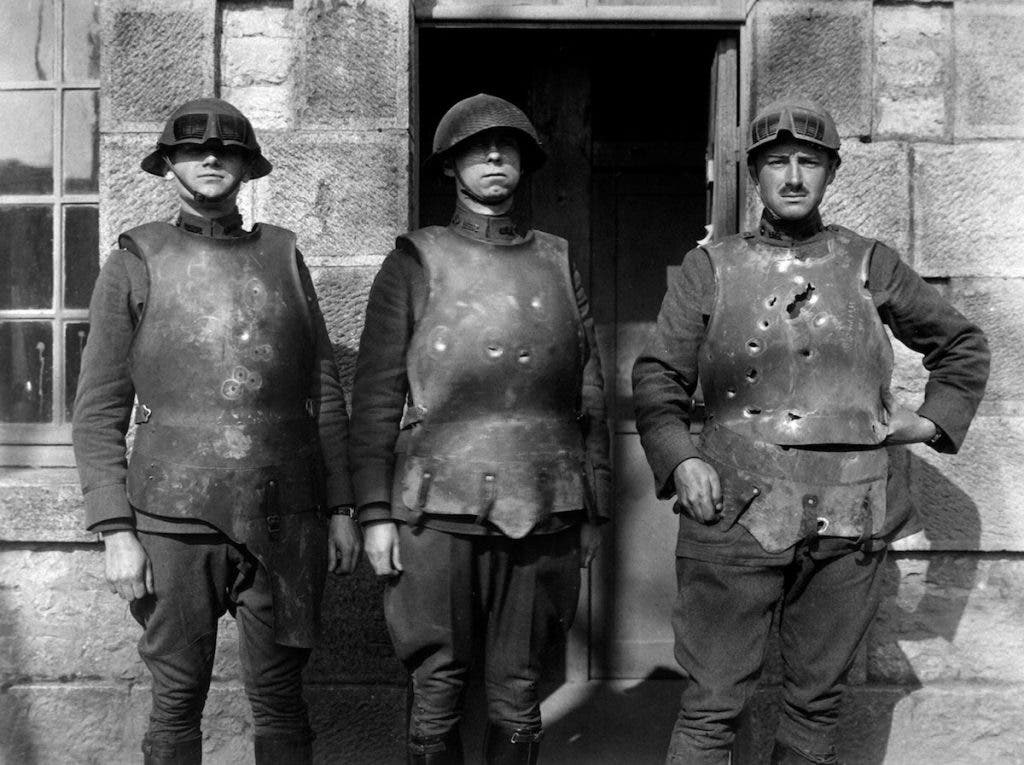 Durante la Primera Guerra Mundial, se utilizaron distintos tipos de armadura corporal. Aunque podían proteger a la infantería de proyectiles (sobre todo fruto de explosiones), tenían el peso y la falta de movilidad que otorgaban como sus principales desventajas.
