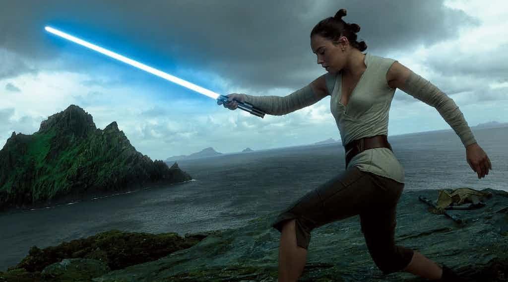 Daisy Ridley in Star Wars The Last Jedi e1495634064940