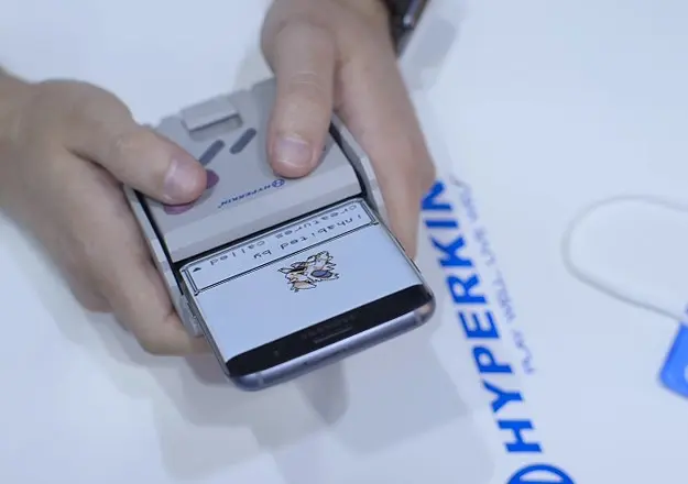 Imagen de Con este gadget podrás utilizar los cartuchos de Game Boy en tu móvil