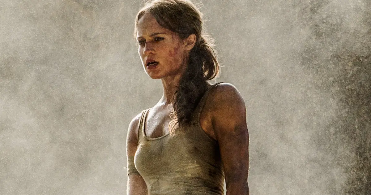 Imagen de Lara prepara su arco en la nueva imagen de la película de Tomb Raider