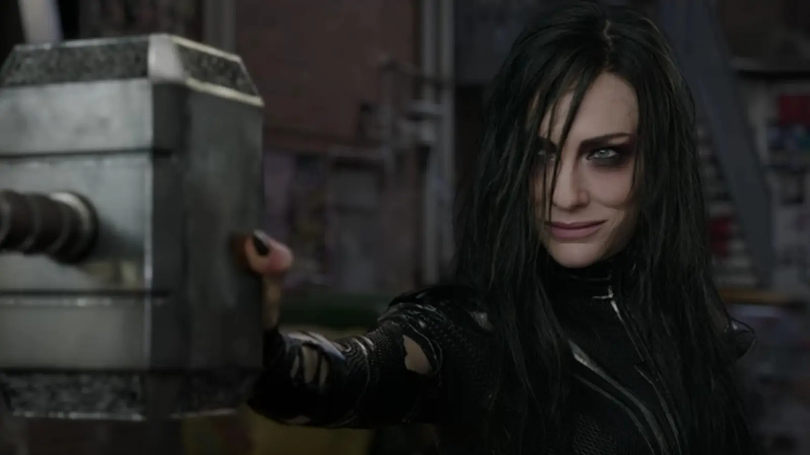 Imagen de Hela destruye el martillo de Thor en un nuevo clip
