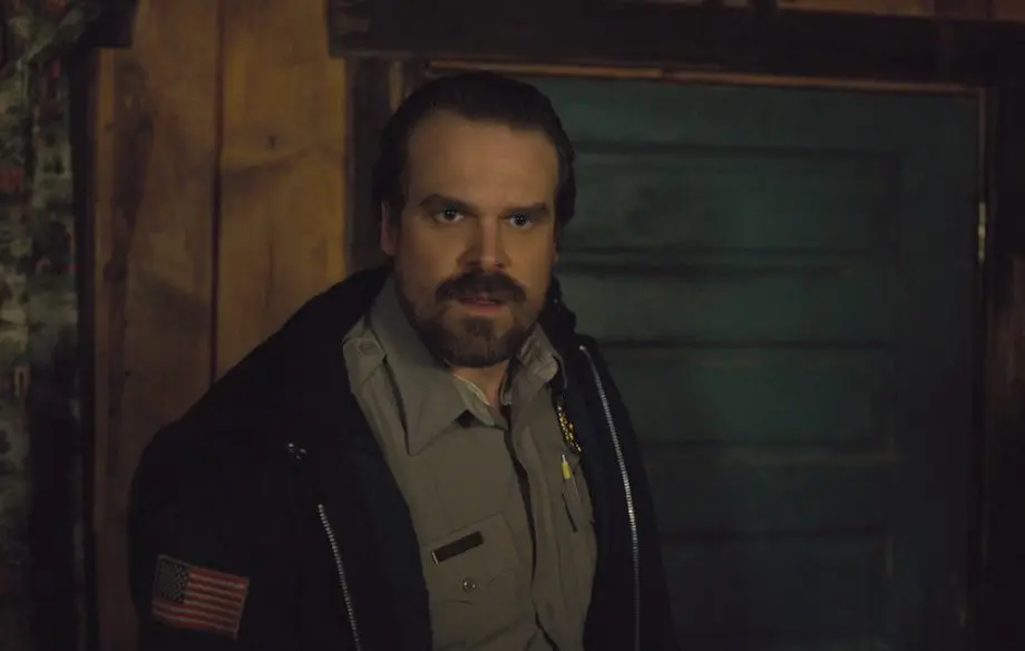 Imagen de Hopper abandonará la barba en la tercera temporada de Stranger Things