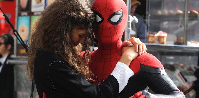 Tom Holland luce el nuevo traje de SpiderMan Lejos de