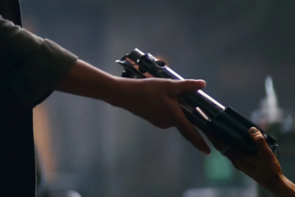 star wars 7 force awakens lightsaber handoff hi res.0.1528569407