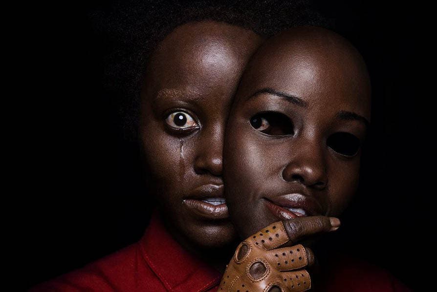 Imagen de Lupita Nyong'o contra sí misma en el espeluznante nuevo póster de Nosotros