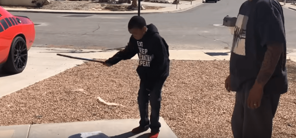 Imagen de Un padre obliga a su hijo a destrozar su PS4 debido a sus malas notas y Fortnite