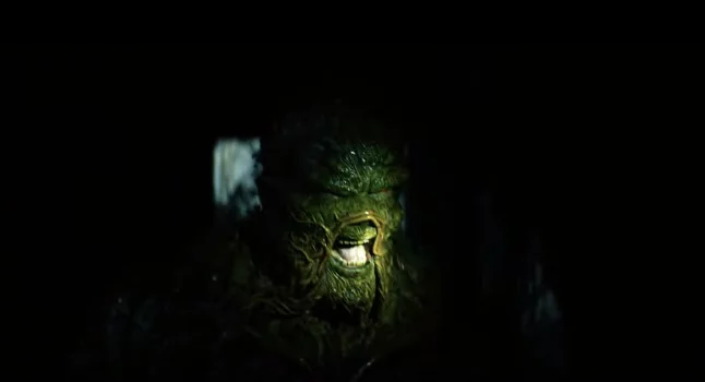 Imagen de Los peligros del pantano acechan en el oscuro tráiler de La Cosa del Pantano
