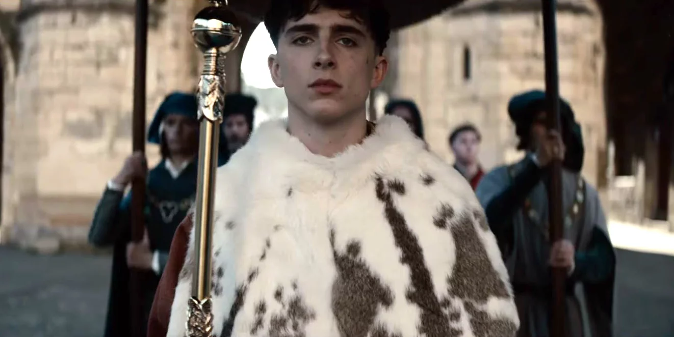 Imagen de Timothée Chalamet se corona como Enrique V en el primer tráiler de The King