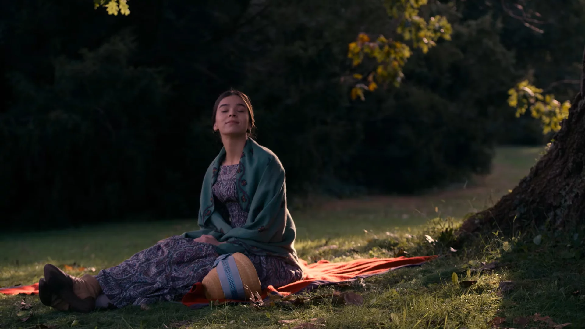 Imagen de Apple TV+ muestra a una Hailee Steinfeld imparable en el nuevo tráiler de Dickinson
