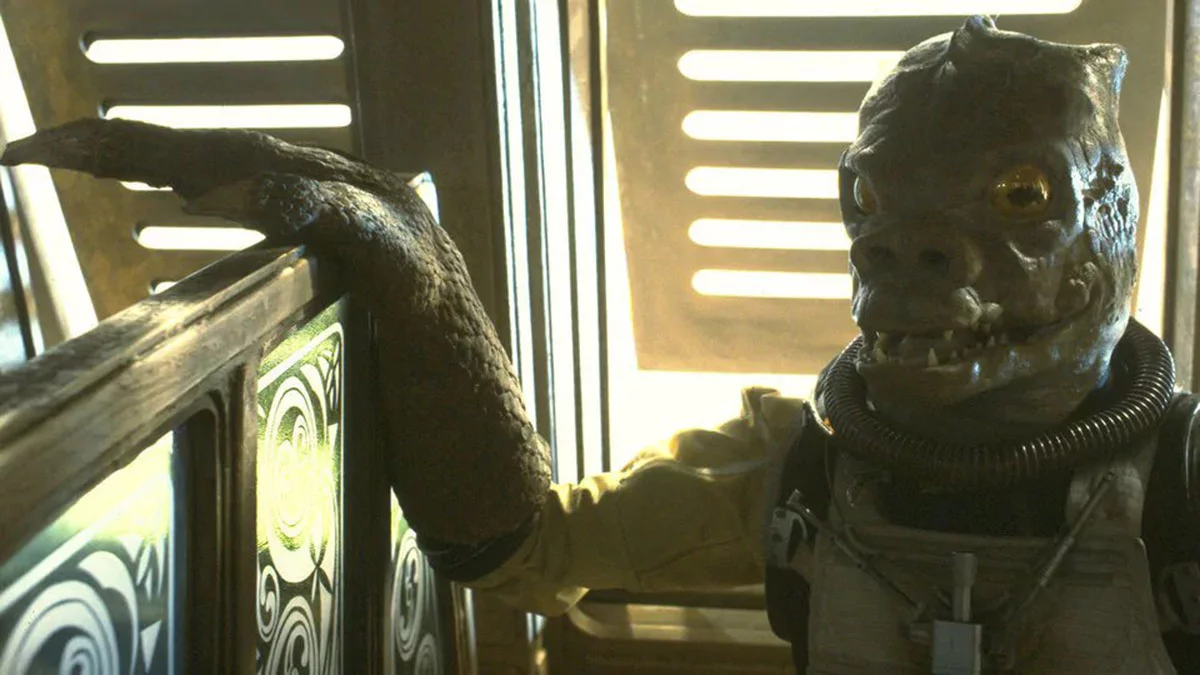Imagen de Pedro Pascal combate con unos Trandoshano en la nueva imagen de The Mandalorian