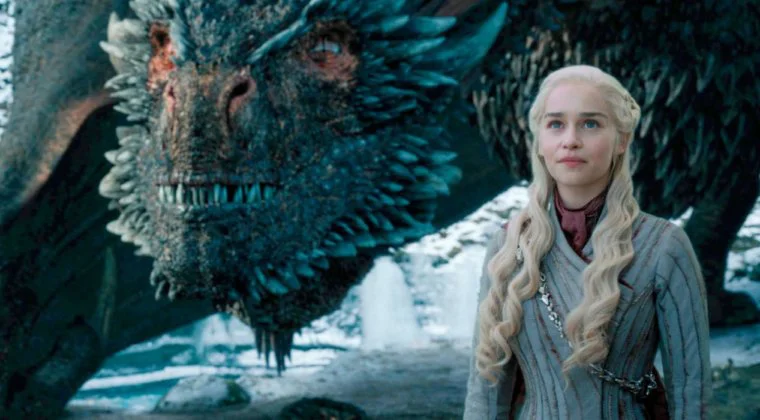 Imagen de Emilia Clarke no dudaría en participar en "algo estúpido y tonto, como Los Vengadores"