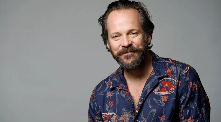 Imagen de Peter Sarsgaard compara The Batman con una conocida banda de rock