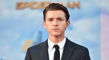 Imagen de Tom Holland, irreconocible en la primera imagen de Cherry, la película de los Russo