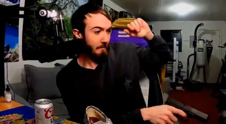 Imagen de Suspenden a un streamer en Twitch por disparar un arma en directo