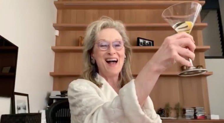 Imagen de Meryl Streep canta y bebe en bata en esta divertida videollamada