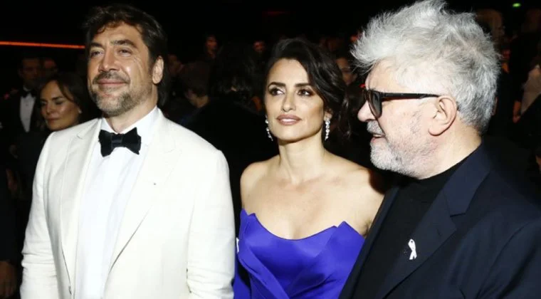 Imagen de Penélope Cruz, Javier Bardem y Pedro Almodóvar donan mascarillas