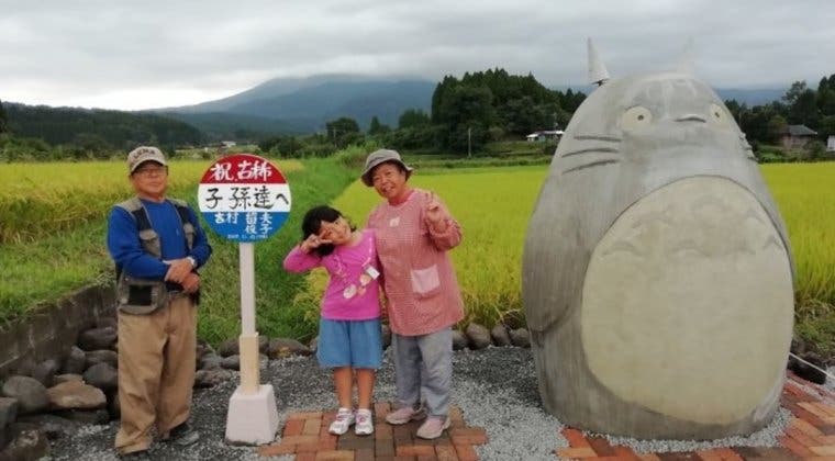 Imagen de Recrean la parada de bus de Mi vecino Totoro en la vida real