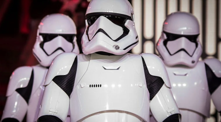 Imagen de Los Stormtroopers de Star Wars mantienen la distancia de seguridad en Disney World