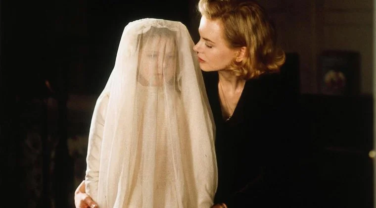 Imagen de Los Otros, la película de Amenábar, se convertirá en una serie de televisión