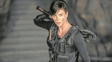 Imagen de La Vieja Guardia: Charlize Theron muestra su manejo del hacha en un impactante vídeo