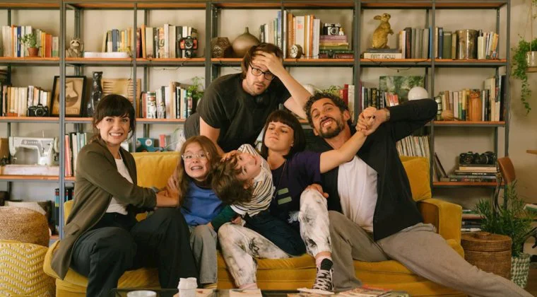 Imagen de Mamá o papá es la nueva comedia española que protagonizarán Paco León y Miren Ibarguren