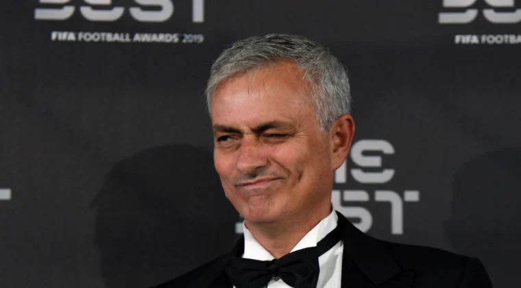 Imagen de All or Nothing: Tottenham Hotspur revela el videojuego al que juega Mourinho
