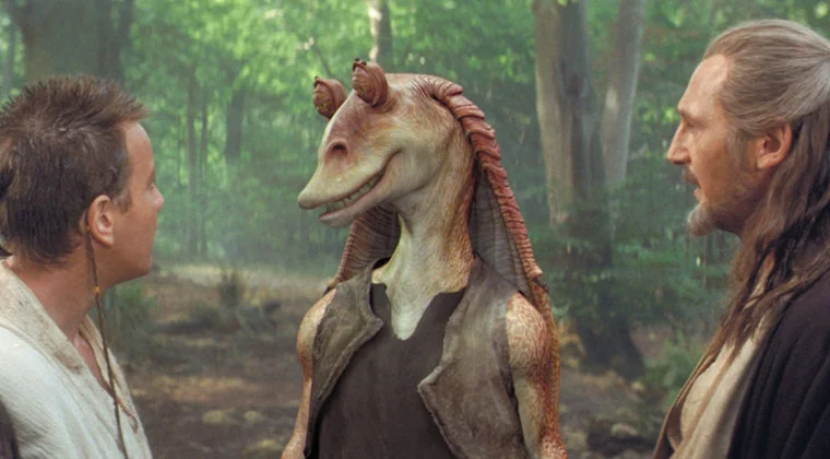 Imagen de Liam Neeson defiende Star Wars: La amenaza fantasma destacando a Jar Jar Binks