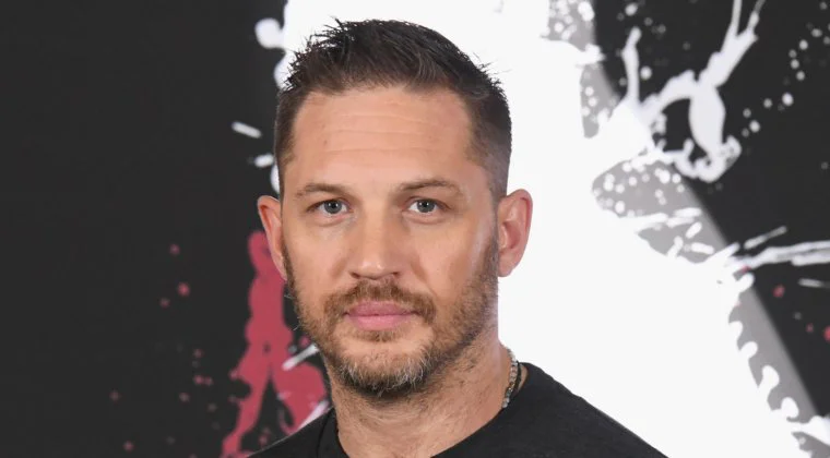 Imagen de Tom Hardy demuestra en este increíble Fan Art que sería el James Bond perfecto