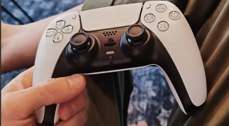 Imagen de Robert Lewandowski se muestra con el DualSense de PS5