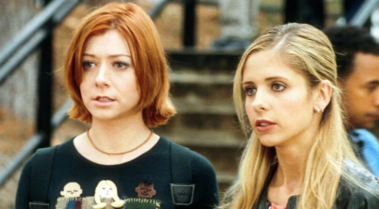 Imagen de Buffy Cazavampiros: Alyson Hannigan usa atrezzo de la serie como decoración de Halloween