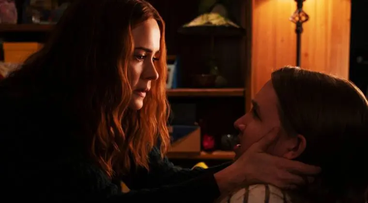Imagen de Mamá Te Quiere, la película de terror protagonizada por Sarah Paulson, también retrasa su estreno