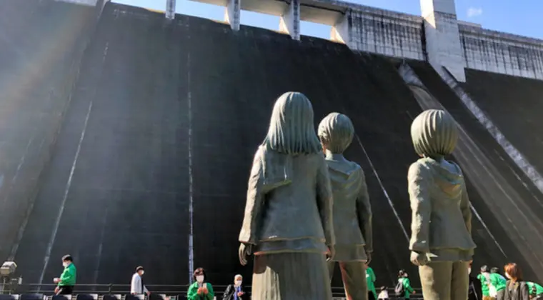 Imagen de Ataque a los Titanes inmortaliza a Eren, Mikasa y Armin con una estatua