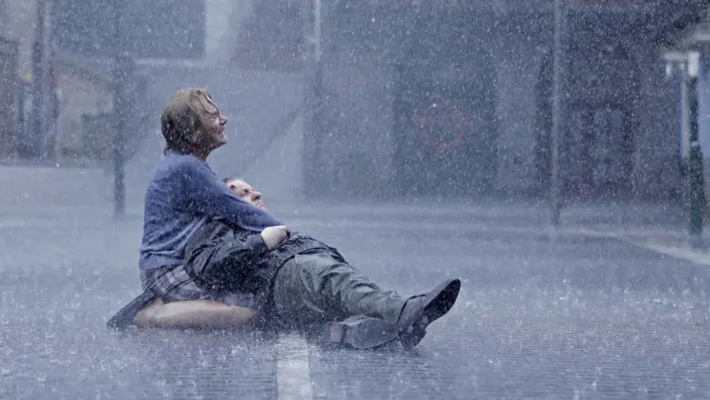 patria escena bajo la lluvia