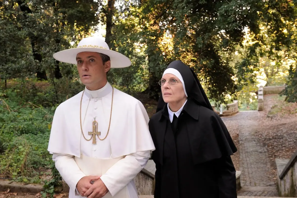 the young pope jude law y diane keaton