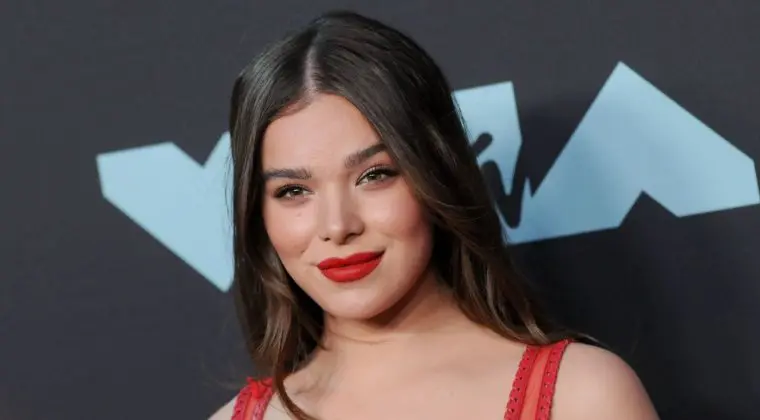 Imagen de Ojo de Halcón: primeras imágenes de Hailee Steinfeld con el uniforme de Kate Bishop
