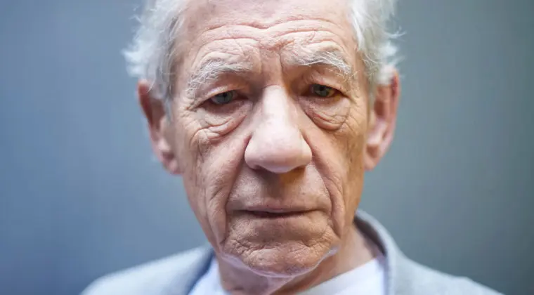 Imagen de Ian McKellen, tras recibir la vacuna contra el coronavirus: "se la recomiendo a todo el mundo"