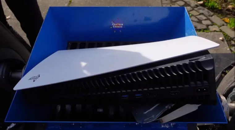 Imagen de Lanzan una PS5 a una trituradora y graban el proceso