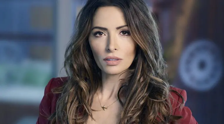 Imagen de Sarah Shahi muestra su preparación para Black Adam