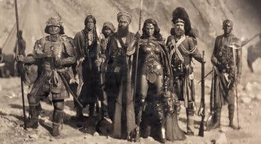 Imagen de Zack Snyder explica la foto de Wonder Woman posando con varias cabezas cortadas