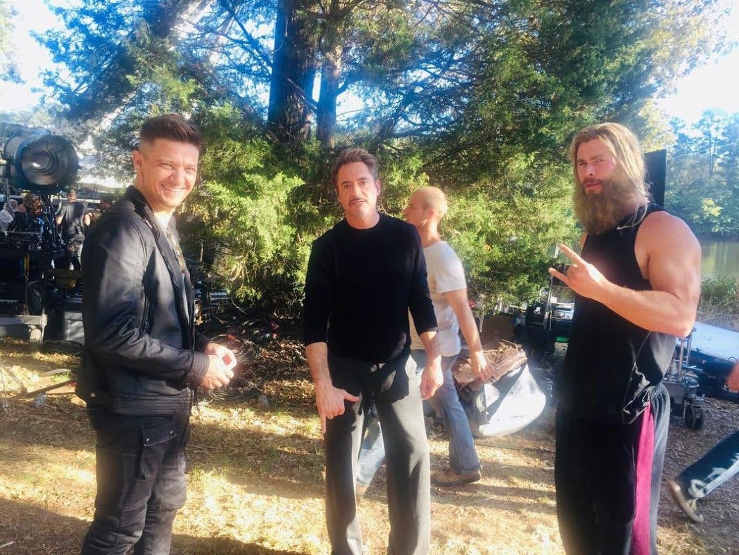 Jeremy Renner en el rodaje de Vengadores: Endgame junto a Chris Hemsworth y Robert Downey Jr.