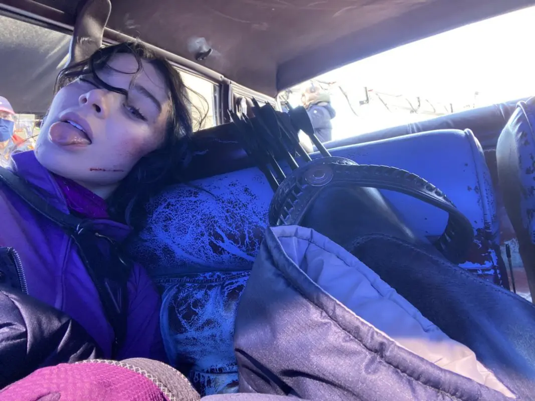 Hailee Steinfeld en el set de rodaje de Ojo de Halcón