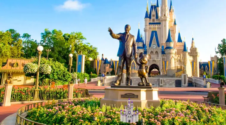 Imagen de El creador de Outlander prepara un universo de series en Disney Plus sobre el Magic Kingdom de Disneyland