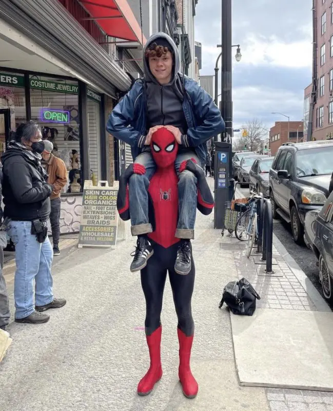 Tom Holland con su hermano Harry, quien también estará en Spider-Man 3