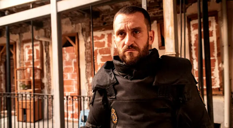 Imagen de Santo es la nueva serie hispano-brasileña de Netflix, y está protagonizada por Raúl Arévalo