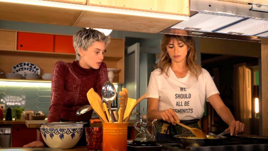 Las dos protagonistas de Madres paralelas cocinando