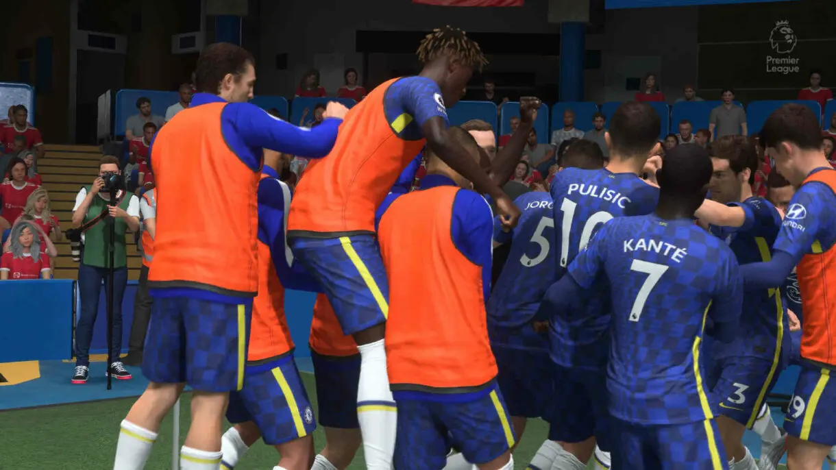 Así se celebra un gol decisivo en FIFA 22 imagen de un tanto marcado en los últimos minutos