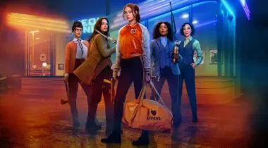 Imagen de Gunpowder Milkshake presenta un explosivo tráiler en español