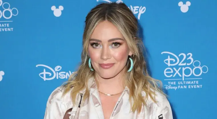 Imagen de Hillary Duff, y el resto del elenco de Como Conocí a Vuestro Padre, posan en esta foto del rodaje